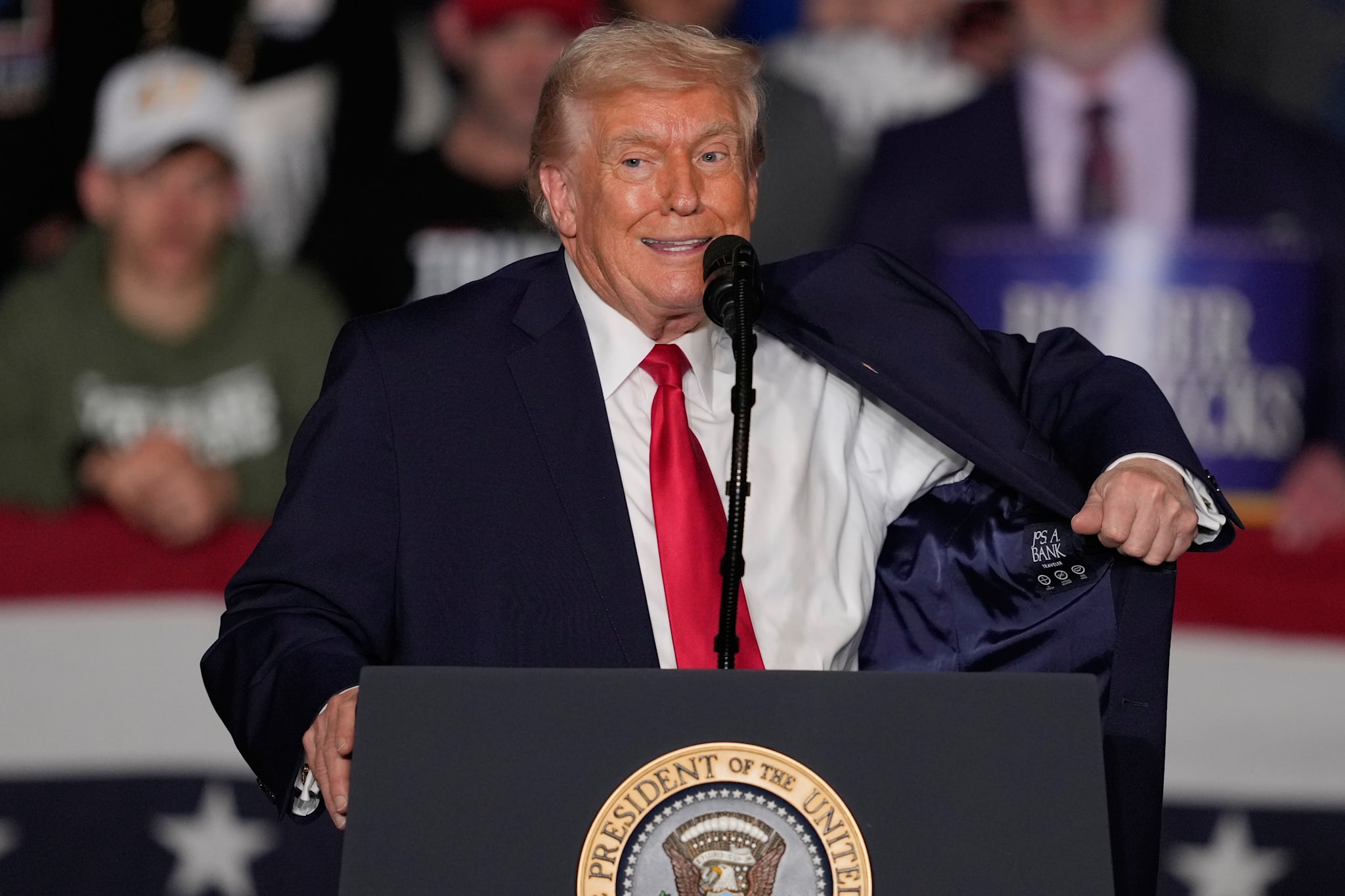 Trump truer Iran med massivt angrep om de ikke signerer avtale - sier stor krigsflåte er på vei