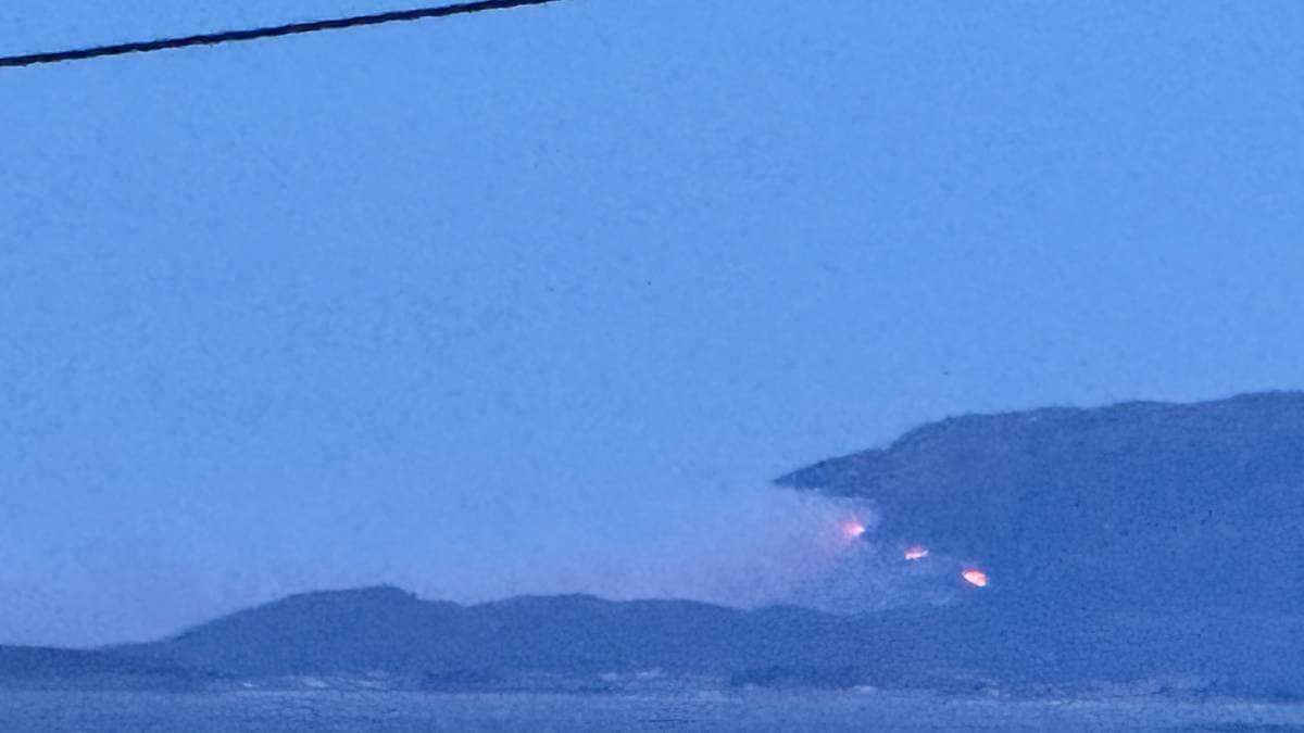 Terreng­brann med spredning på Oksvoll: Ber folk holde seg unna