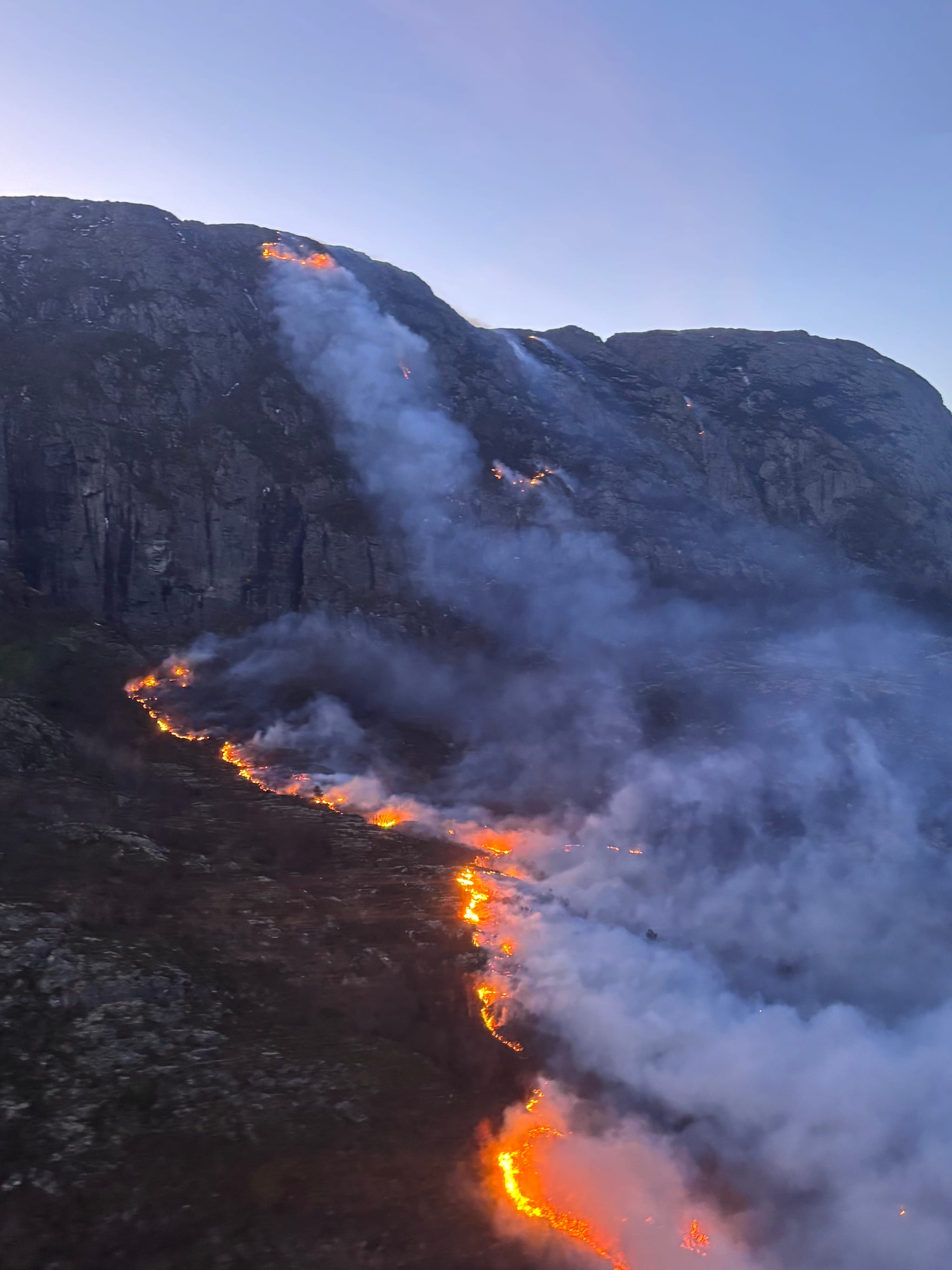Setter inn helikopter i slukkingen - 40 personer evakuert