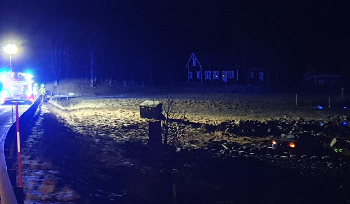 Eksplosjonsfare etter at bil havnet i fjøresteinene 