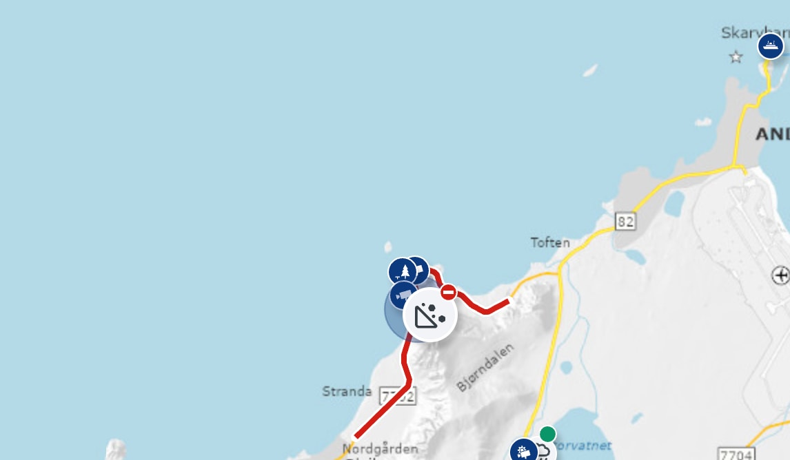 Snøskred sperrer veien