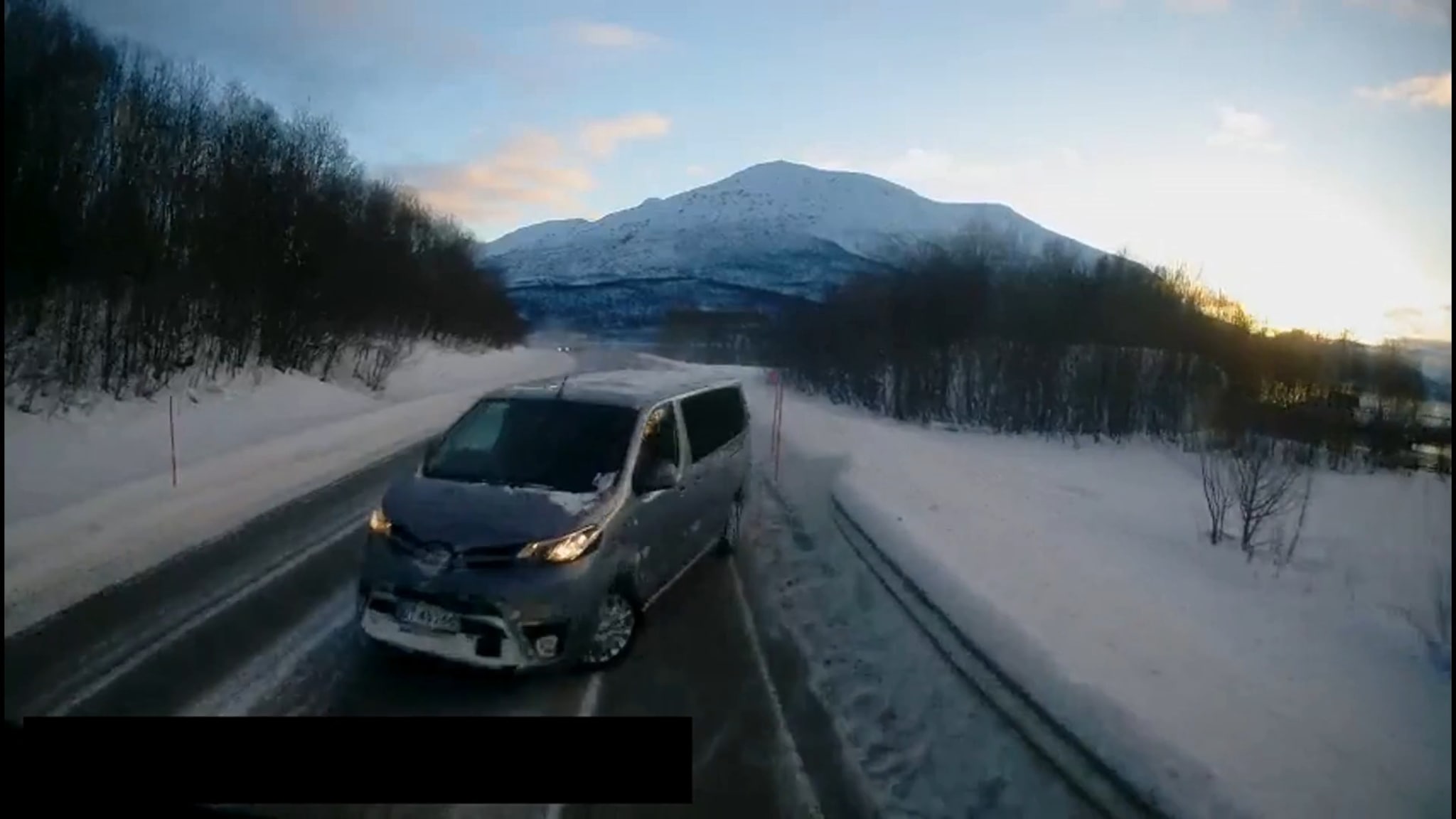 Kineser kom over i motsatt kjørefelt – utvist fra Norge