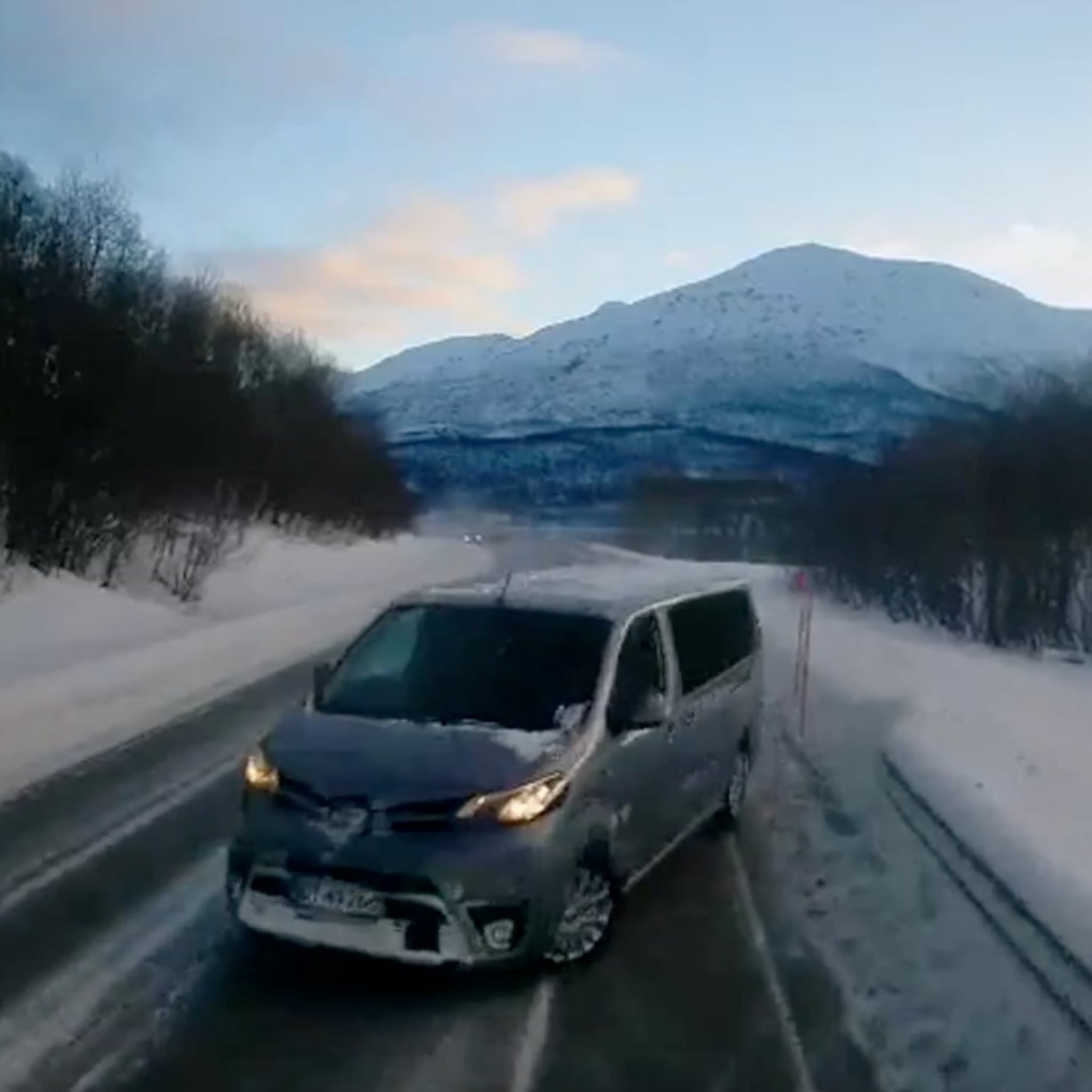 Kineser kom over i motsatt kjørefelt – utvist fra Norge