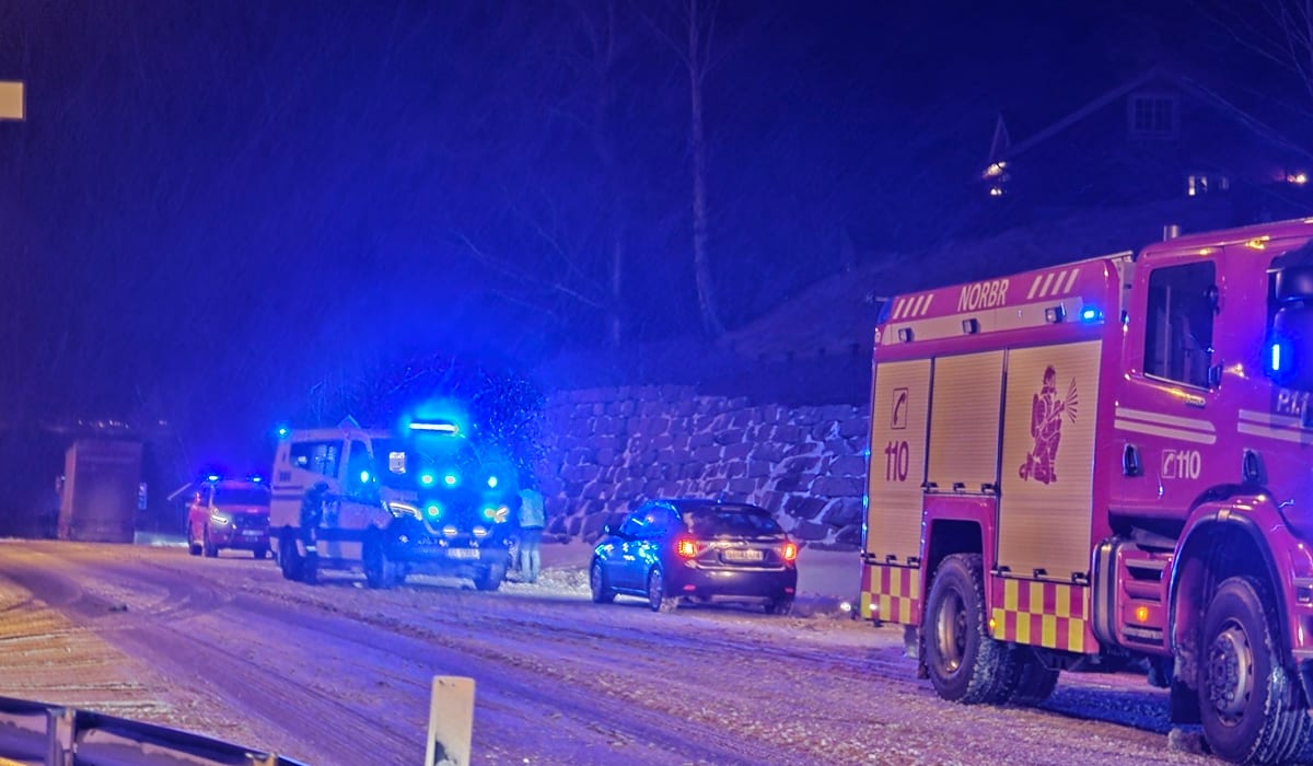 NÅ: Lastebil og personbil i ulykke