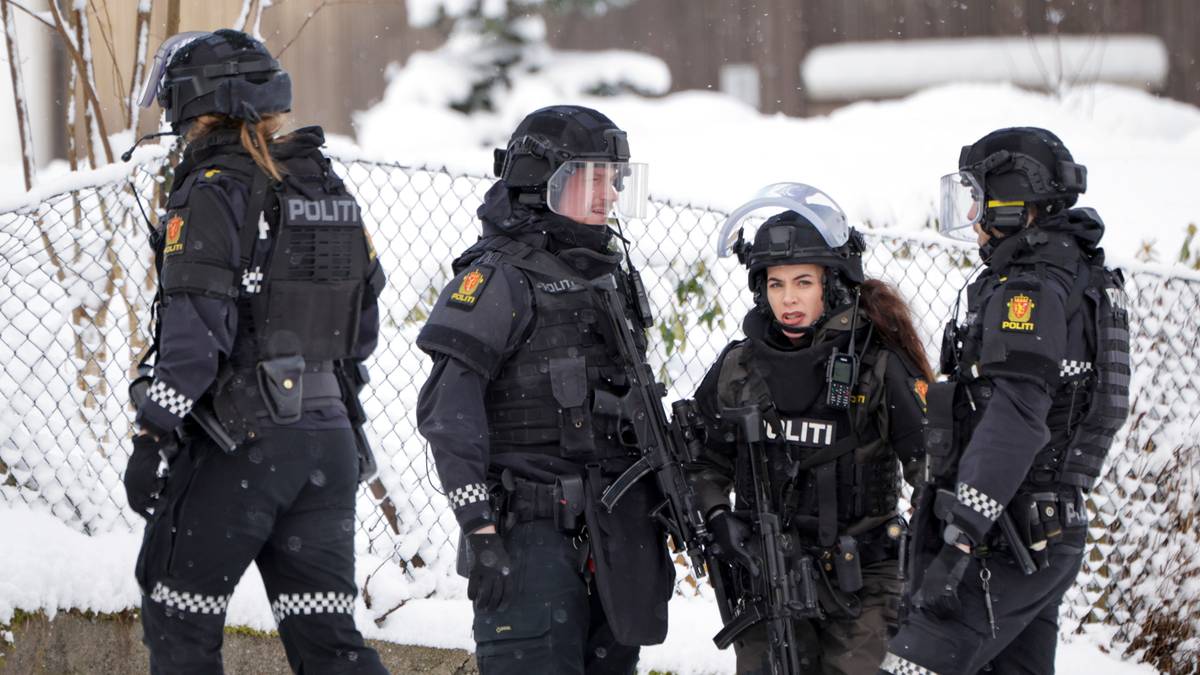 Mann omringa i hus etter skyting – store politistyrkar på plass