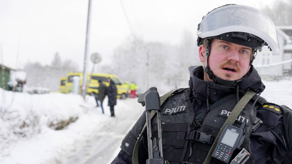 Mann har fyrt av fleire skot mot politiet: – Han må jo snart gå tom for ammunisjon