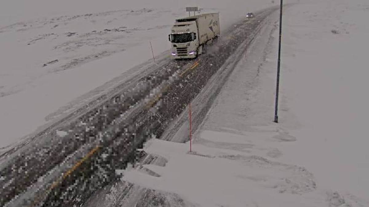 Snøskred, flere ulykker og stengt rullebane: – Håper vi slipper å sove på flyplassen
