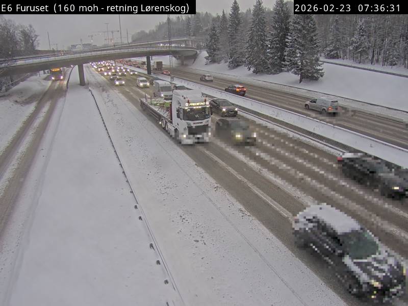 Snøfall fører til lange køer: – Trafikanter bør beregne ekstra tid