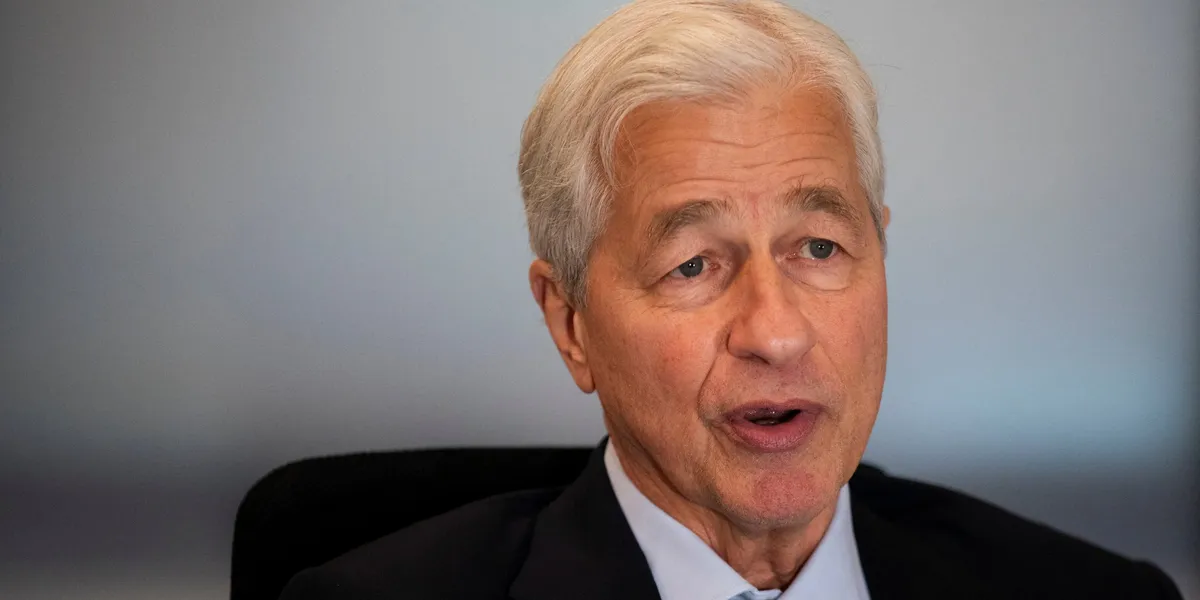 Verdens mektigste banktopp advarer mot «dumme penger»: – Pass på!