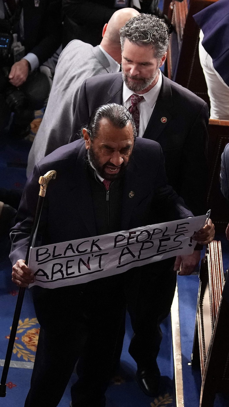 Kastet ut av Kongressen med «Svarte mennesker er ikke aper»-plakat