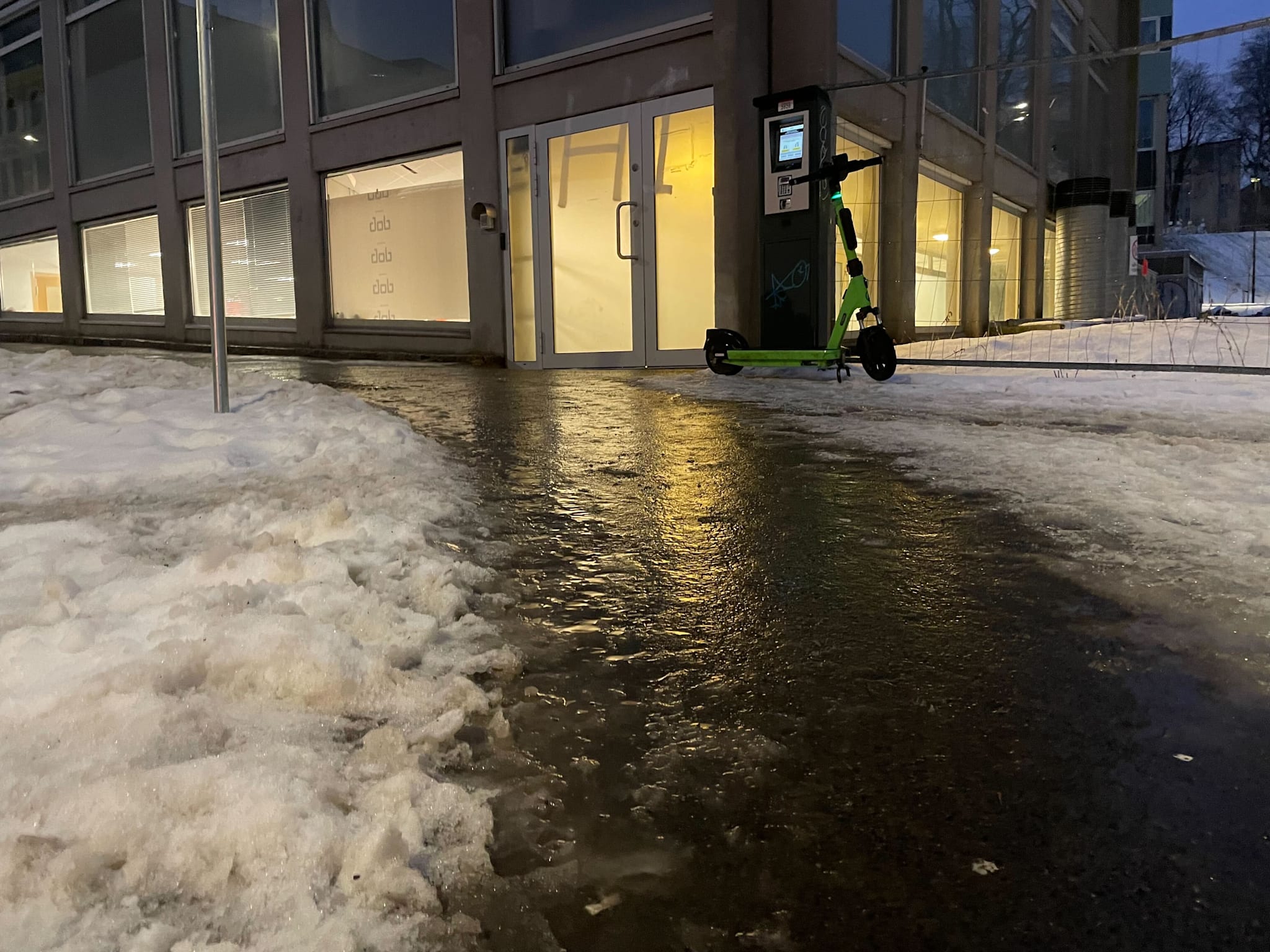 Veier og fortauer i Oslo-området dekket av is