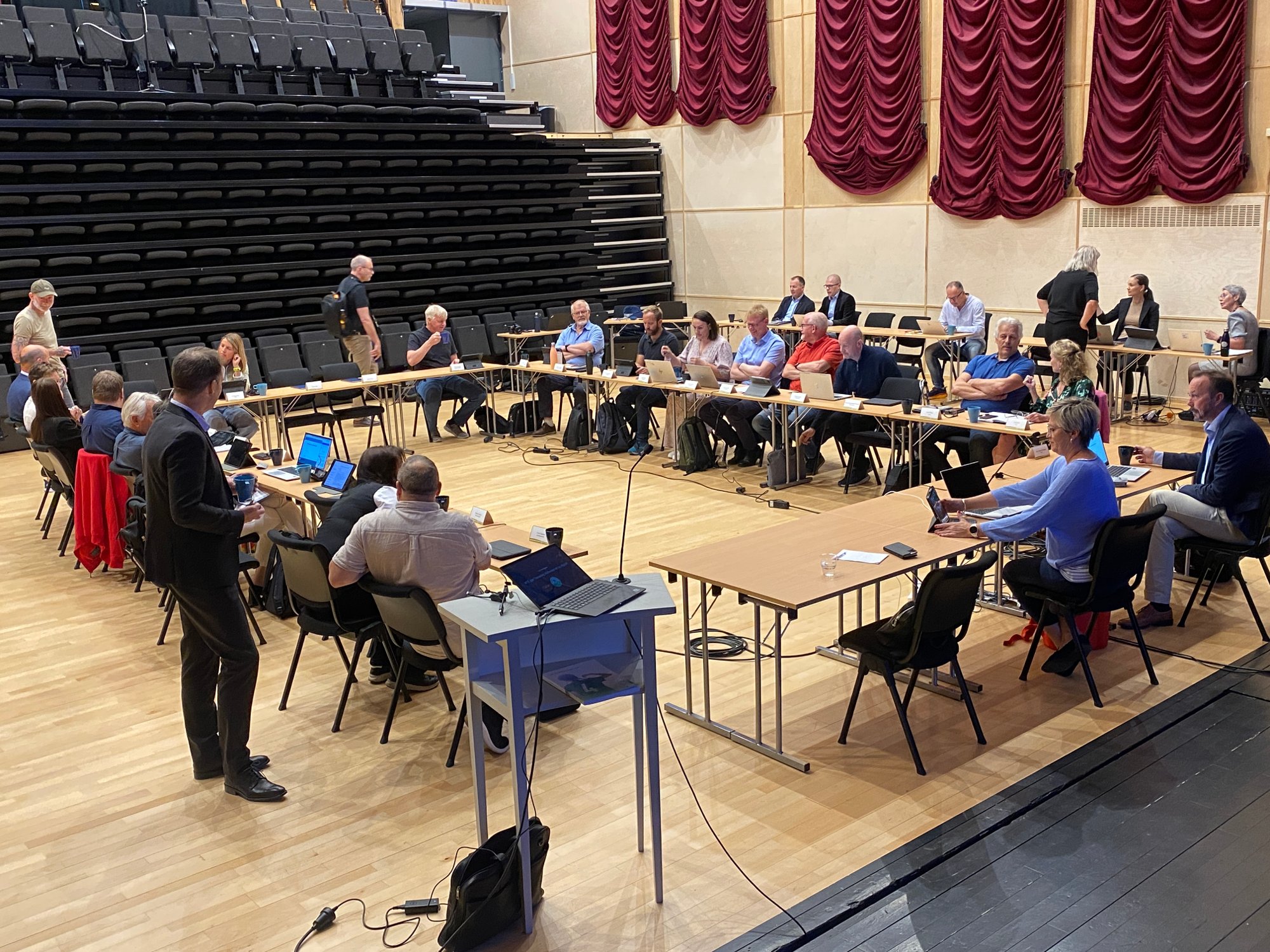 Kommunestyre torsdag: Fortau, gaffeltruck og eiendomssalg