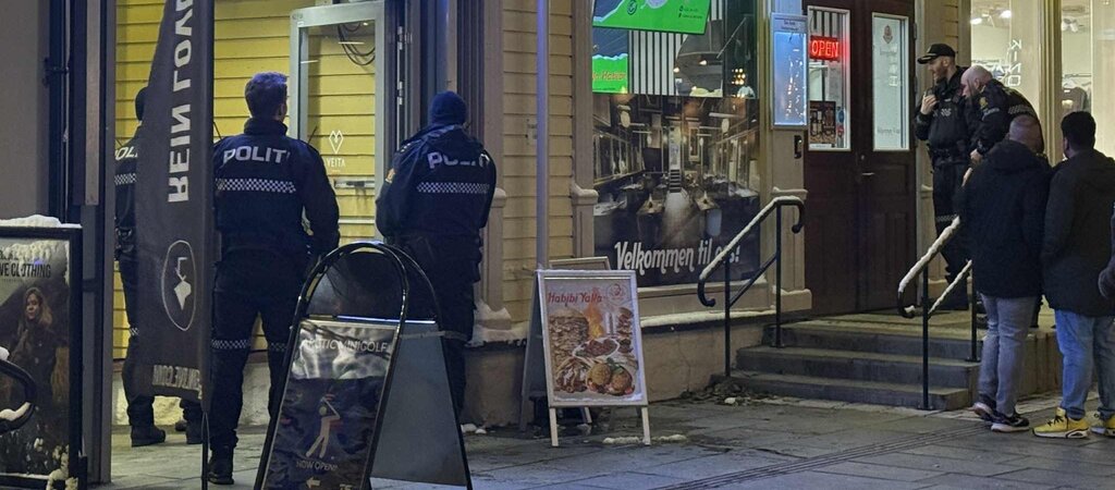 Stor utrykning i Storgata: – De har litt forskjellig oppfatning av hva som har skjedd