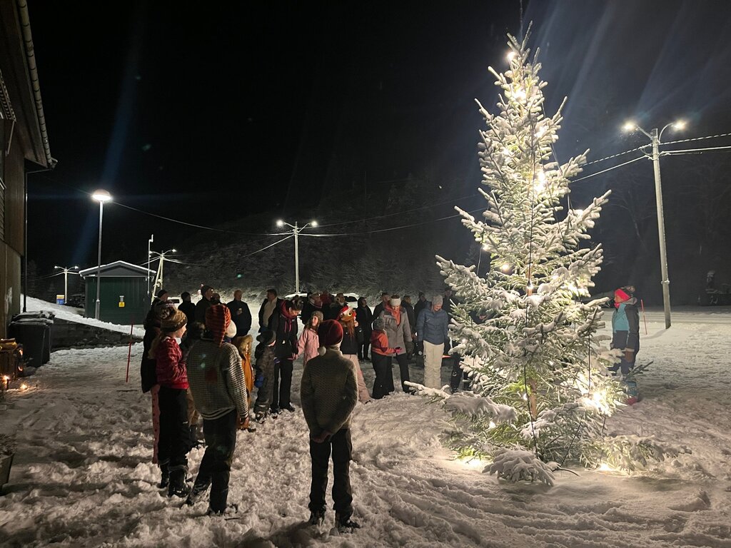 Hovin samlet seg til advent — med bål, boller og håp for fremtiden