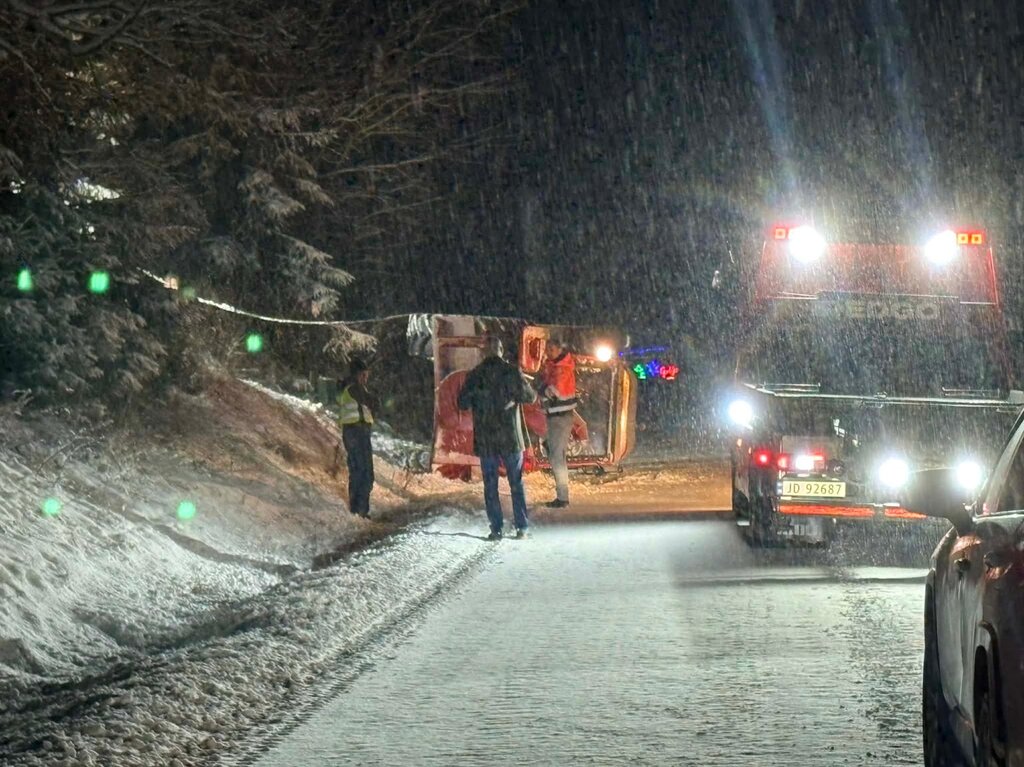 Traktor veltet – måtte stenge veg