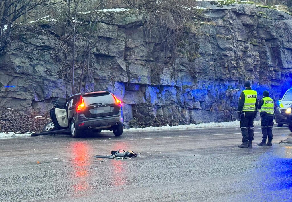 Politiet: – Ulykke mellom lastebil og personbil 