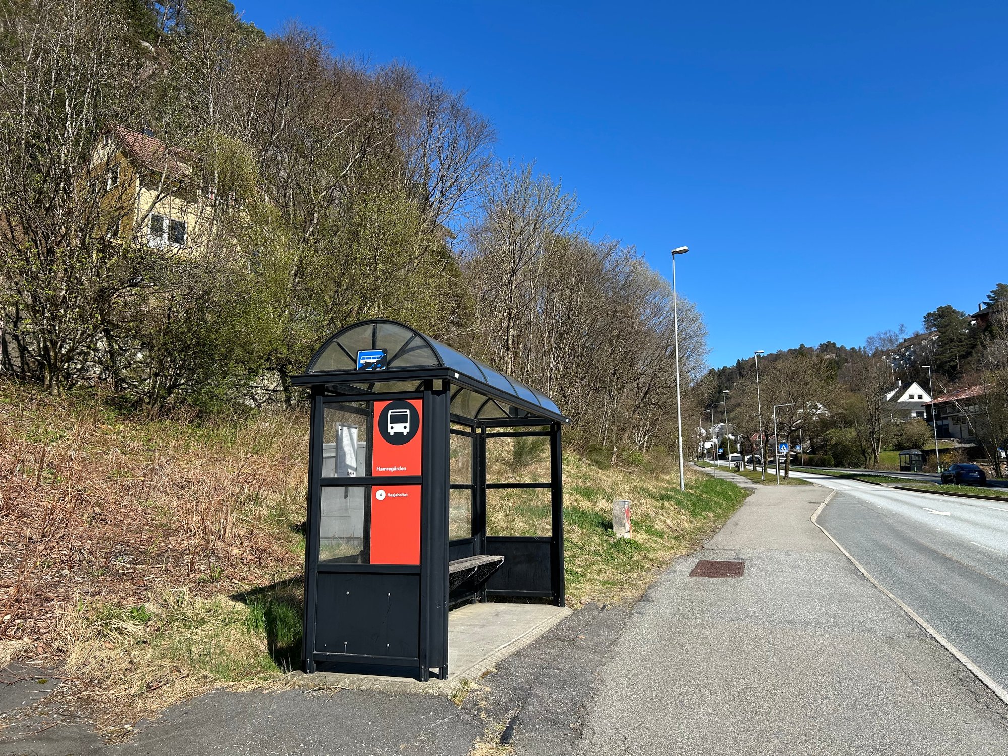 Brann i buss-skur i Dalen
