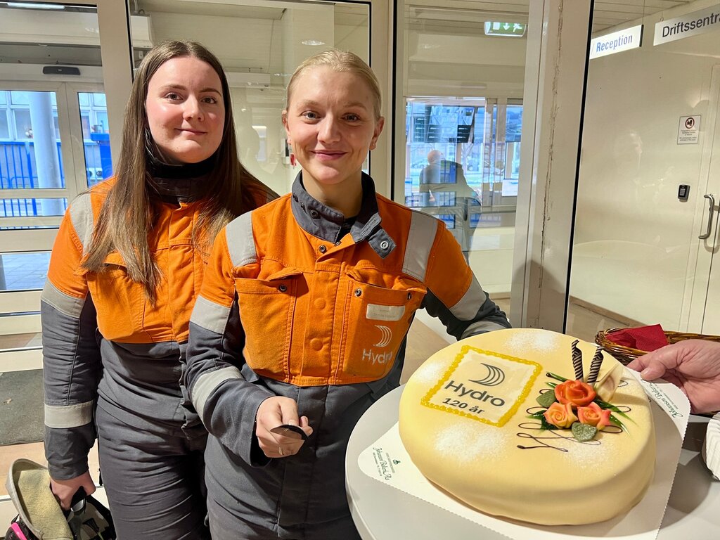 Hydro jubilerer: Ragne (24) og Shawna (25) er den nye tid hos 120-åringen