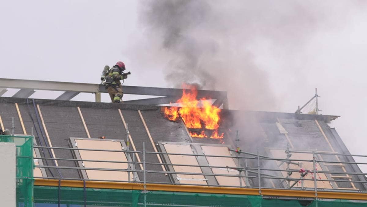 Over 80 evakuerte i brann i bankbygning i Ålesund sentrum – flammar ut av taket
