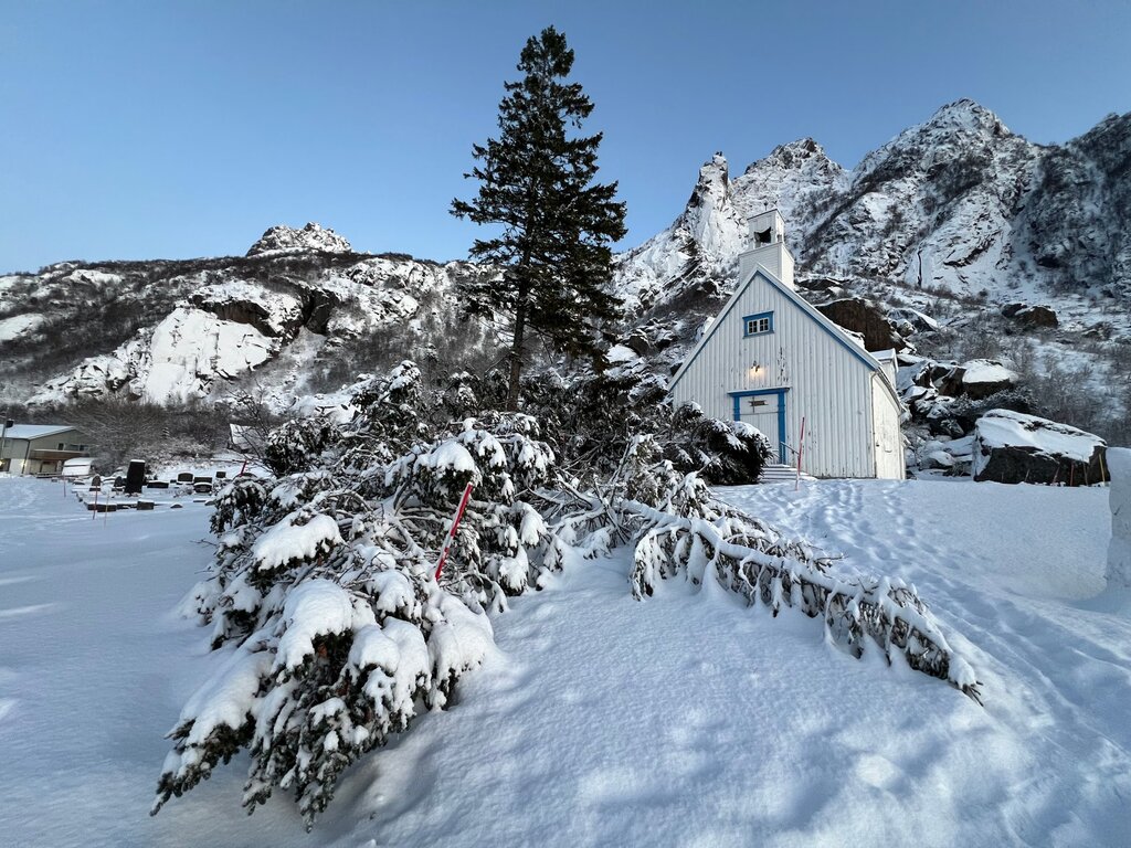 Stormen tok siste rest av alleen på kirkegården