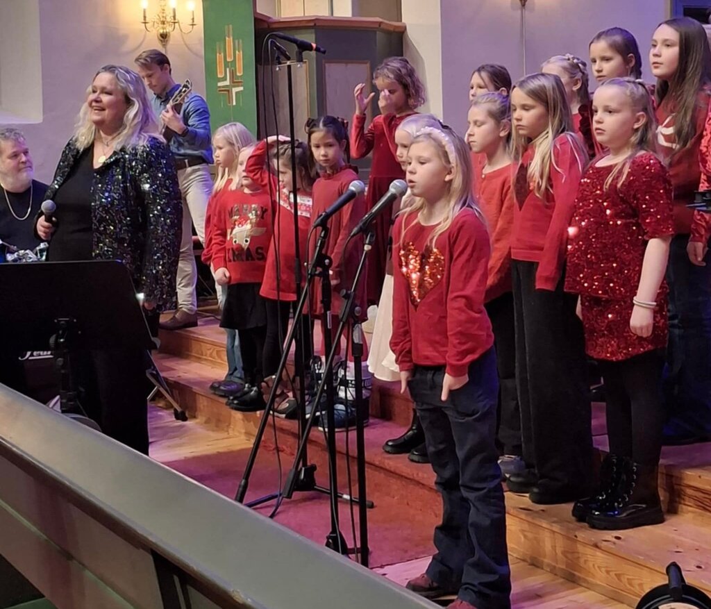 Sang foran fullsatt kirke med Anita Hegerland: – Det har vært en fryd