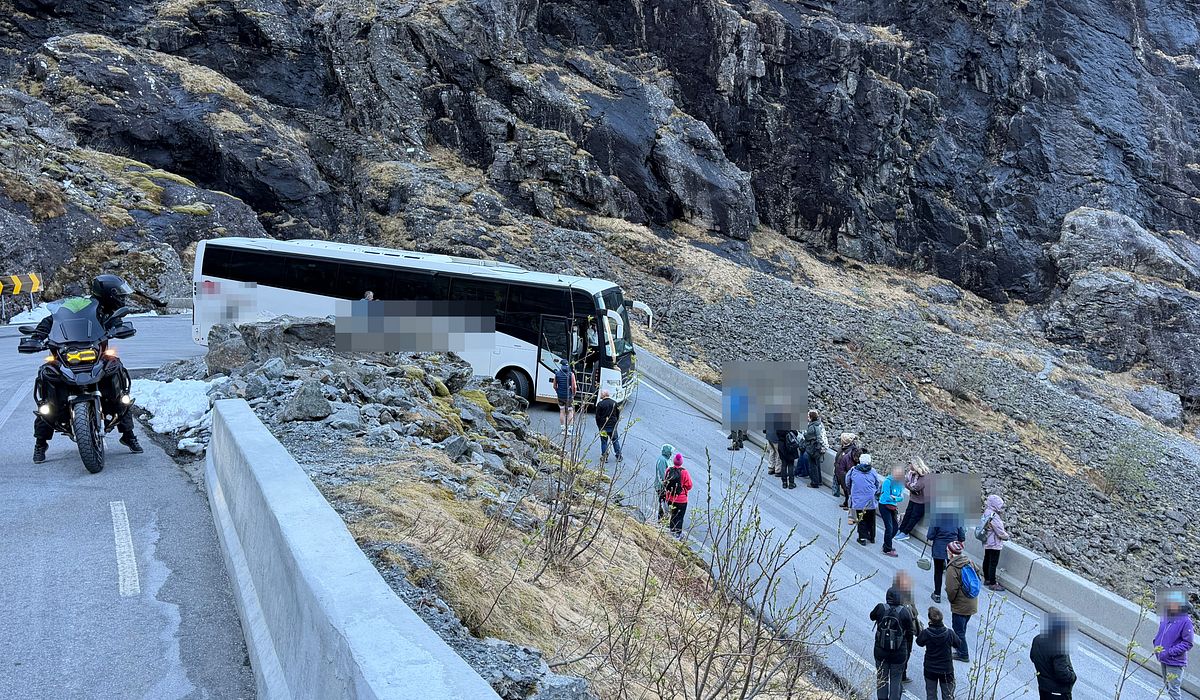 NÅ: Buss står fast i Trollstigen