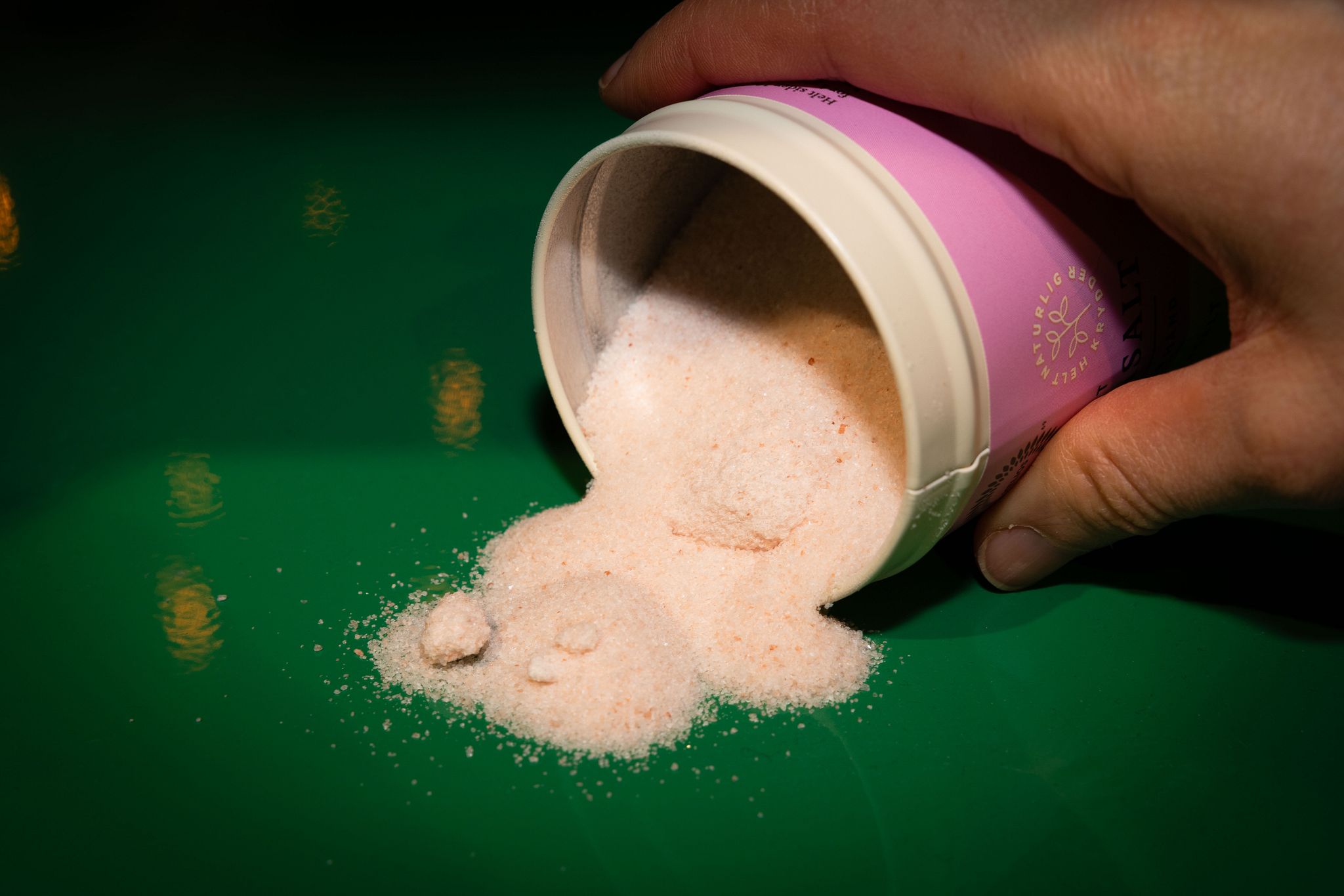 Himalayasalt, havsalt eller mineralsalt? Én salttype er mer gunstig for helsen, ifølge Helsedirektoratet.