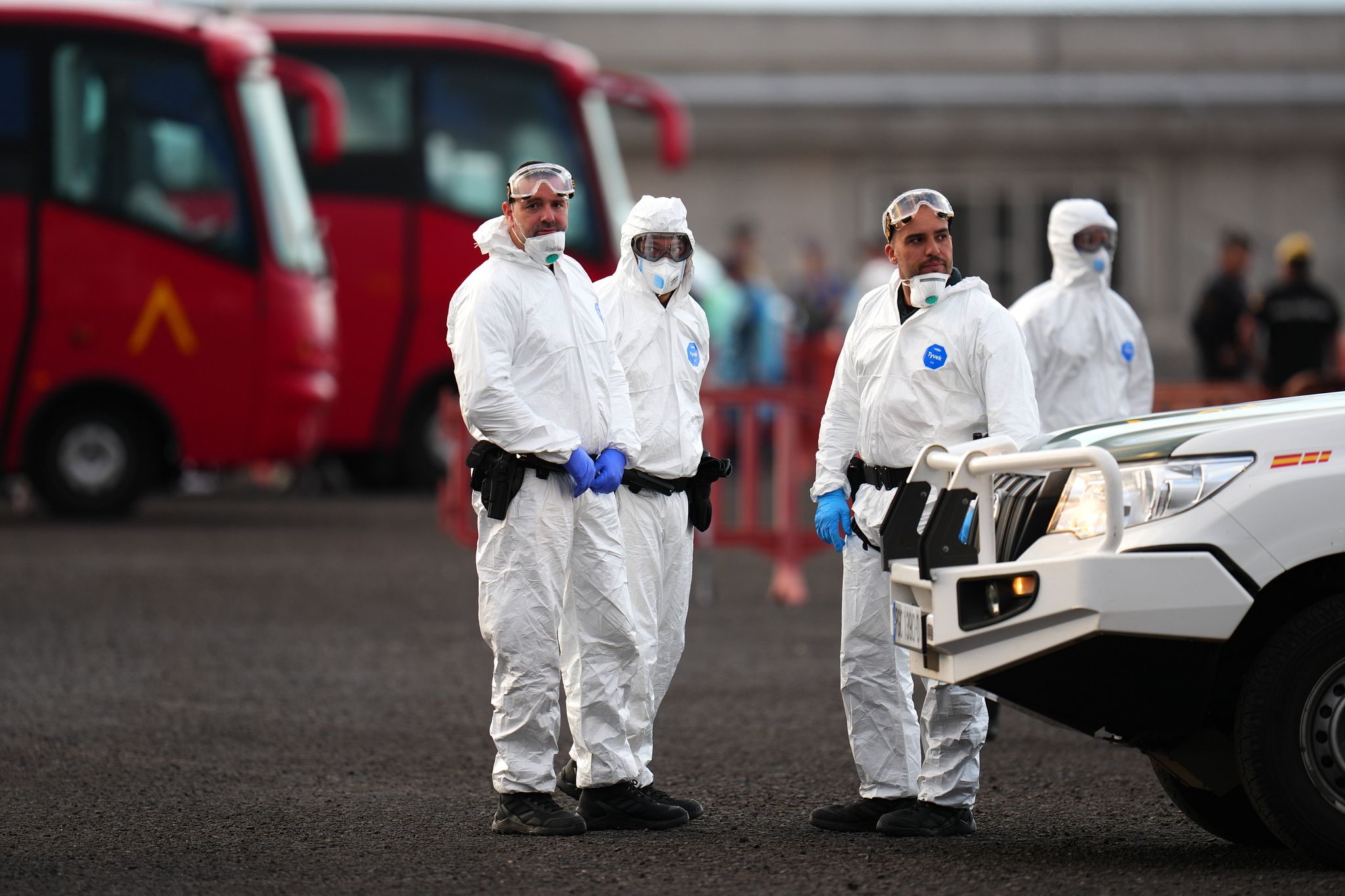 Virusskipet evakueres. Norge bistår med ambulansefly. 