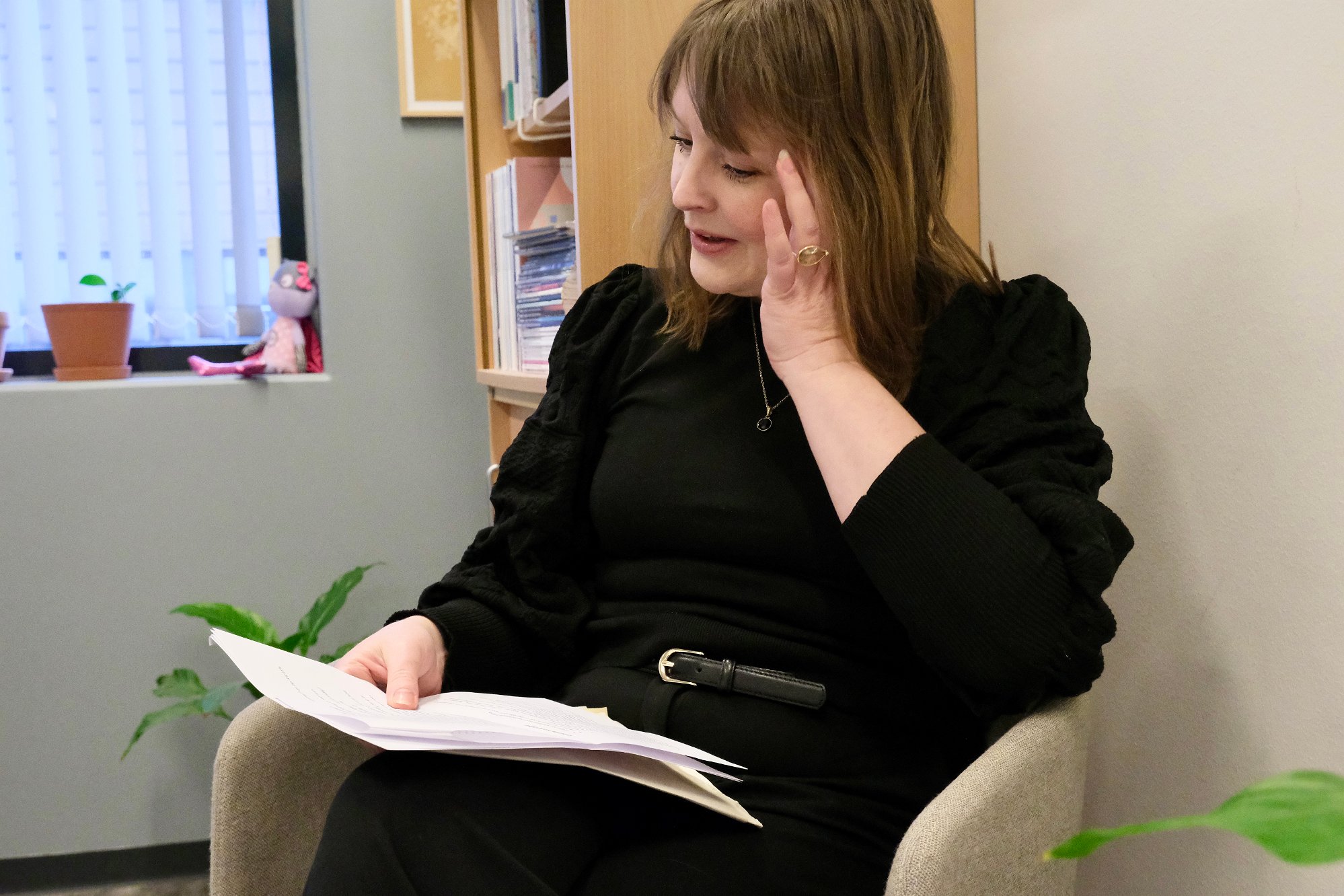 Her leser psykologen meldingene fra foreldrene