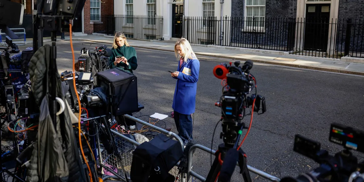 Britiske statsrenter skyter opp og pundet raser på regjeringskaos
