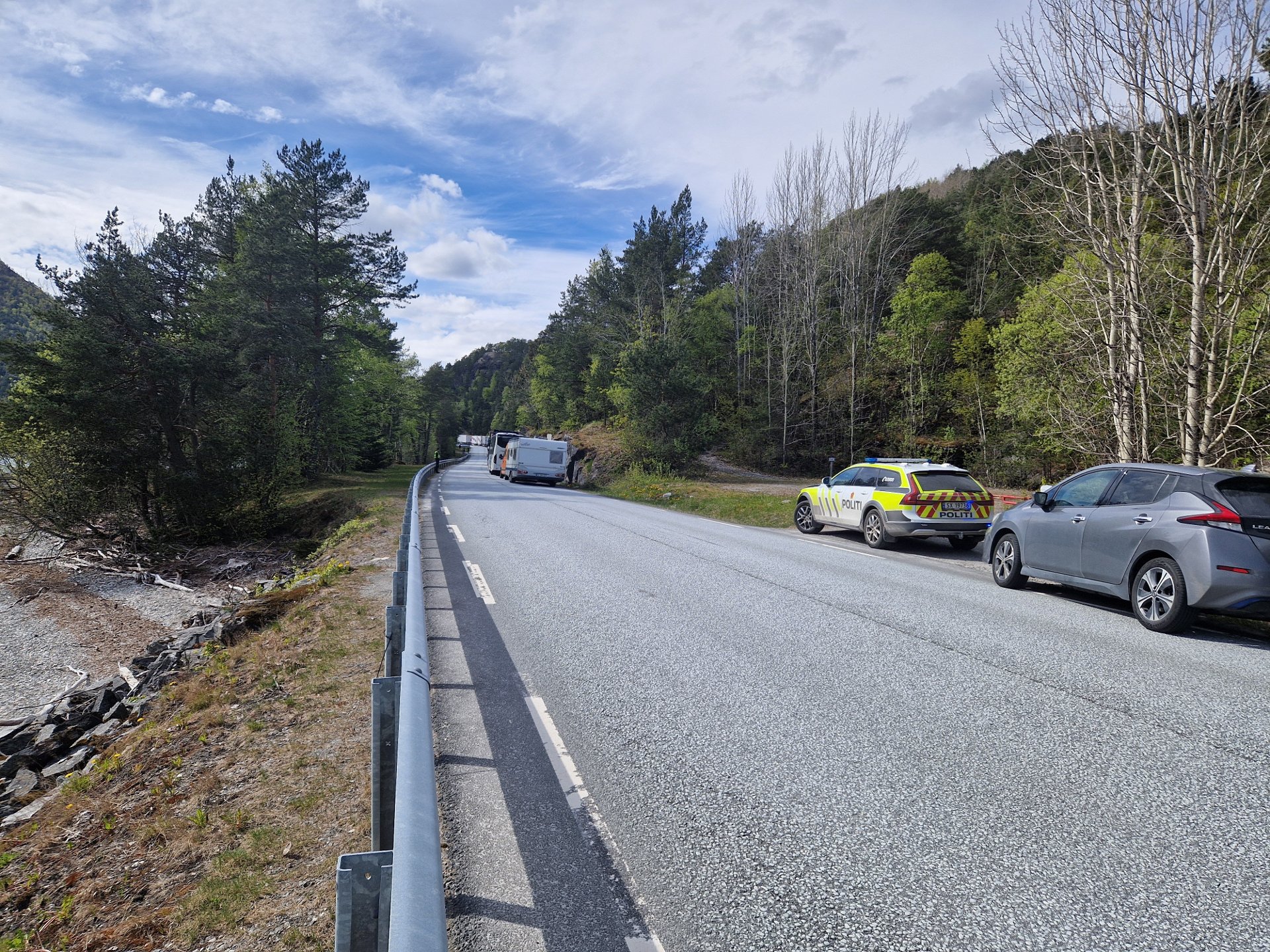 Buss har køyrt seg fast på E39