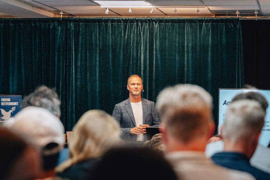 Med sitt første soloshow skal Knut Skeie Solberg fortelle om hvordan det er å vokse opp i en liten by – på godt og på vondt