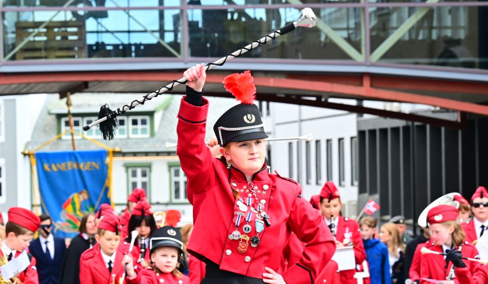 Se bilder og video fra folkefesten