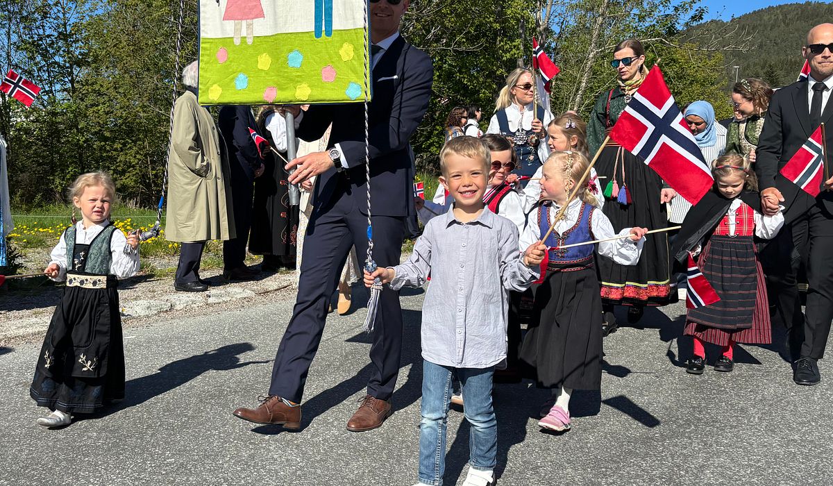 Se alle bildene fra barnetoget i Molde