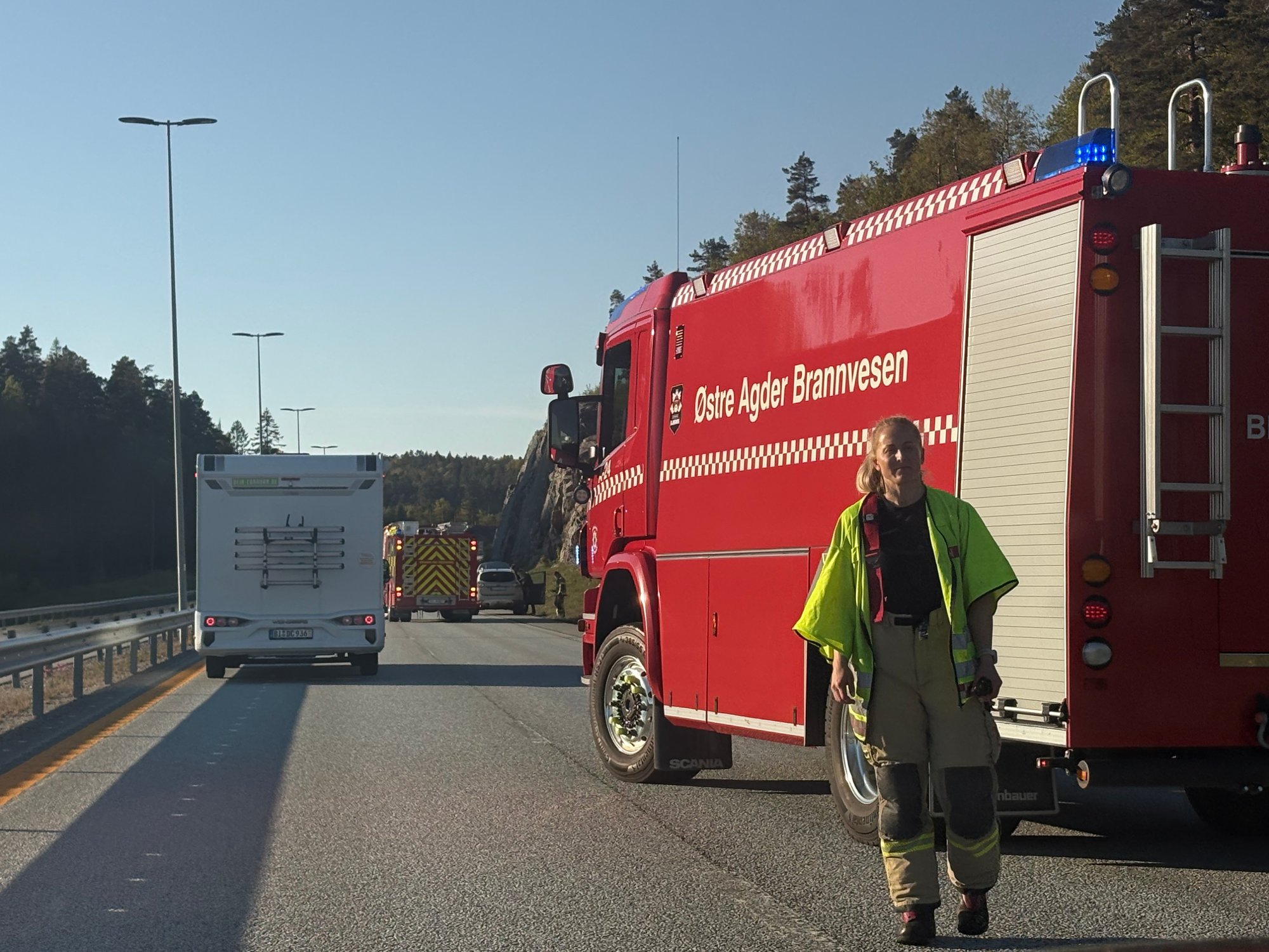 Rykker ut til røykutvikling i bil