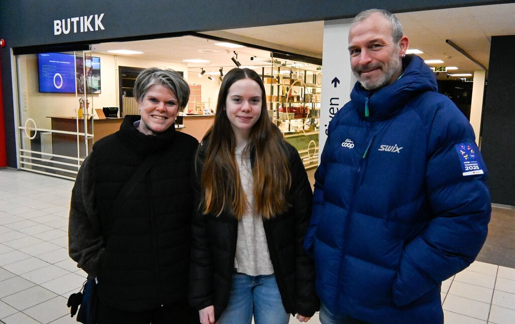 Tina og familien er hekta på byens levende julekalender: – Jeg har vært på alle lukeåpningene så langt