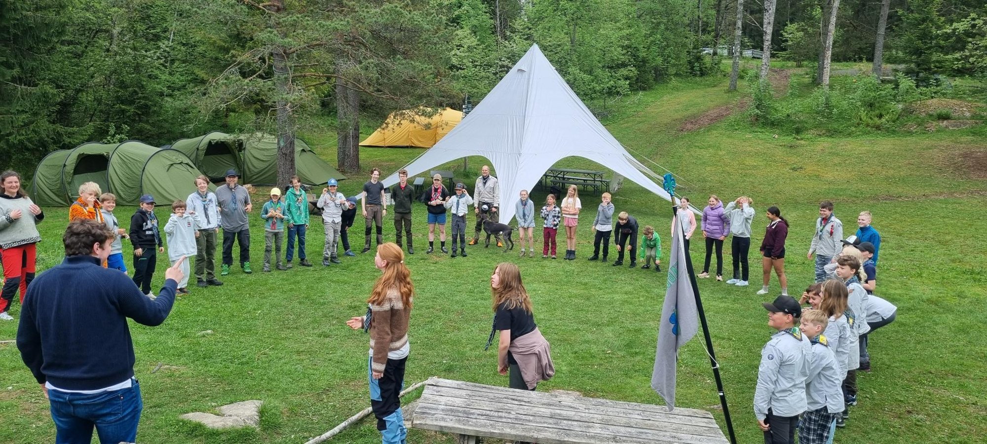 Her samles over 70 personer i alle aldre:  – Man lærer å overleve