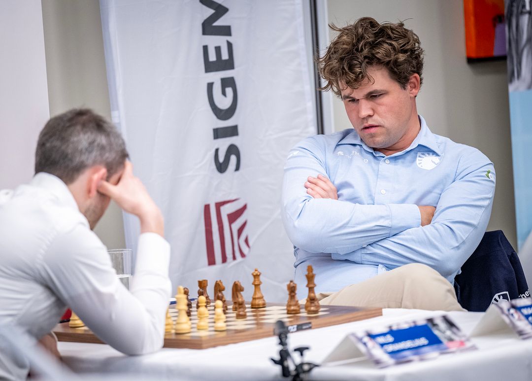 Magnus Carlsen rotet bort seieren i første Norway Chess-duell: – Det ble bare kaos