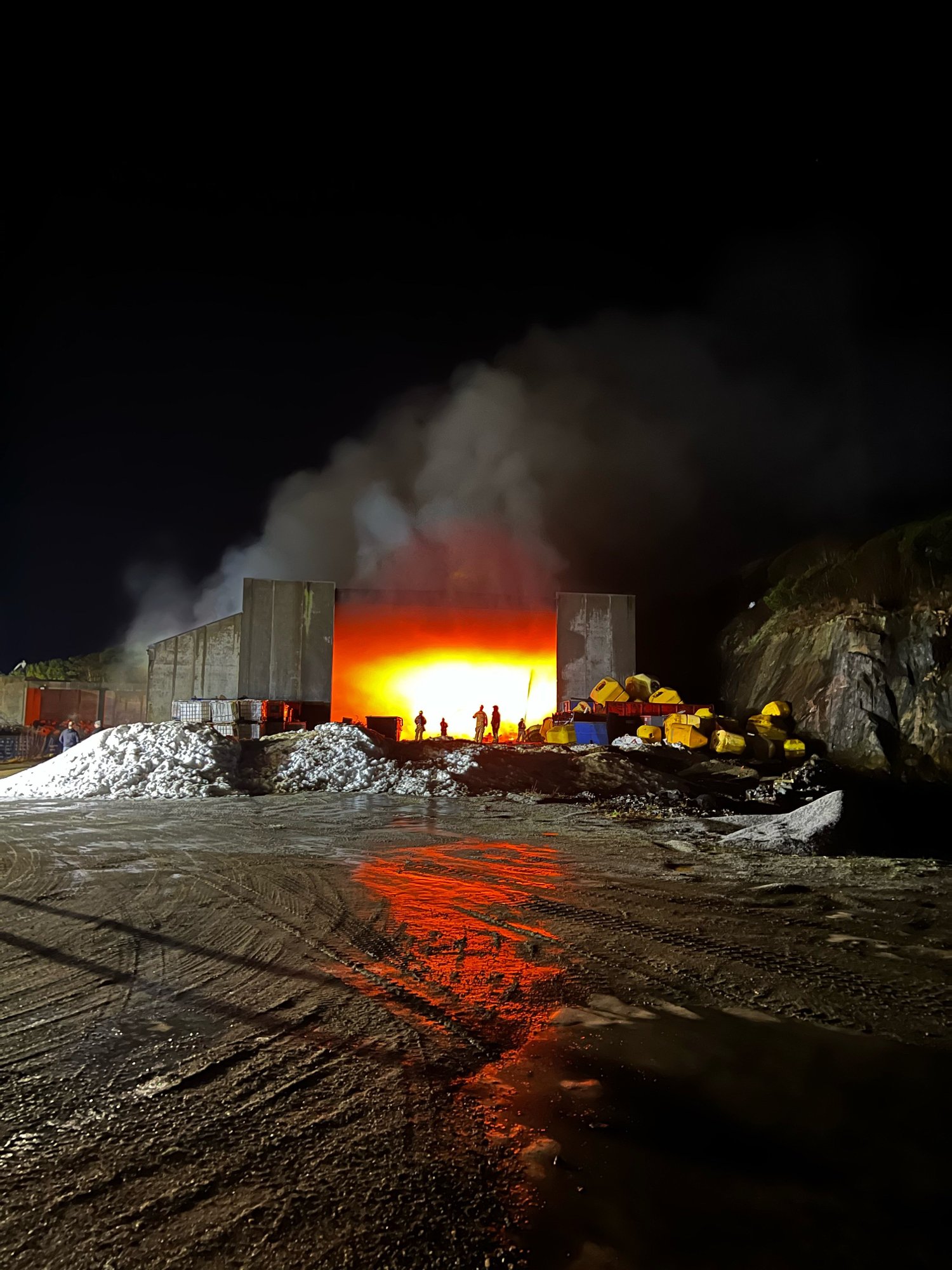 Brann i gjenvinningsstasjon: – Full fyr