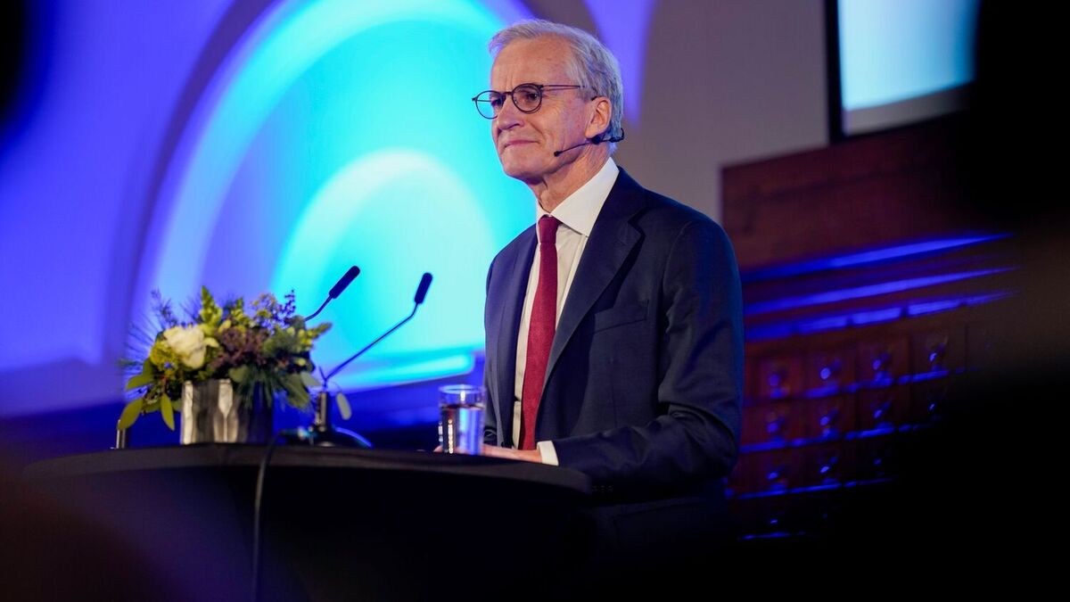 Bil står stille i vegen på E39