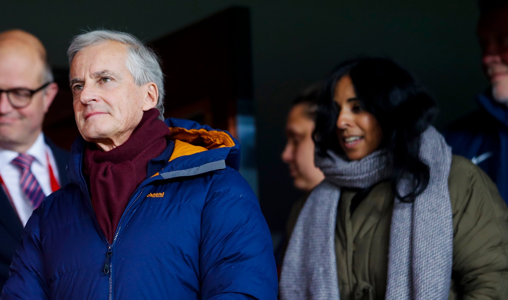 Oslo 20231015. 
Jonas Gahr Støre og Lubna Jaffery under EM-kvalifiseringskampen i fotball mellom Norge og Spania på Ullevaal Stadion.
Foto: Frederik Ringnes / NTB