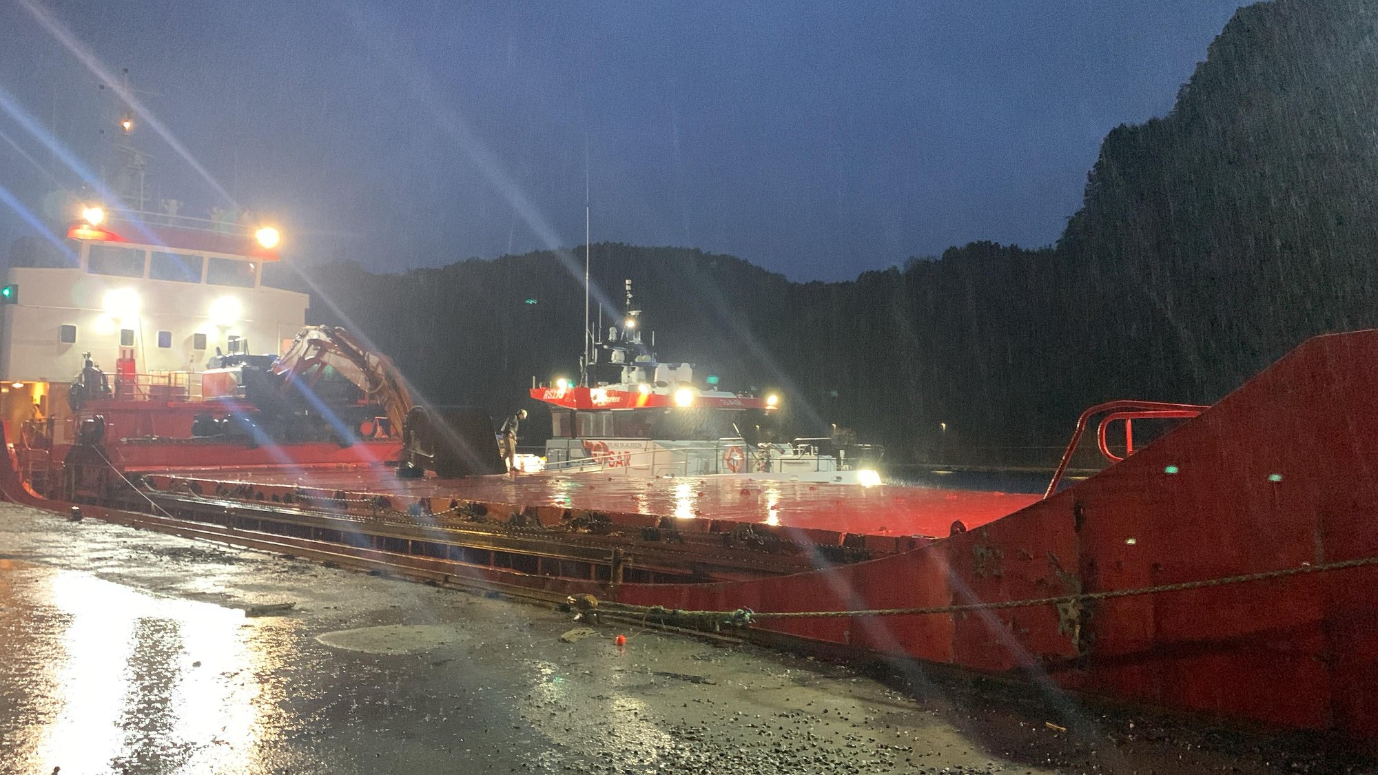 Lastefartøy hadde problemer i stormen – tok inn vann