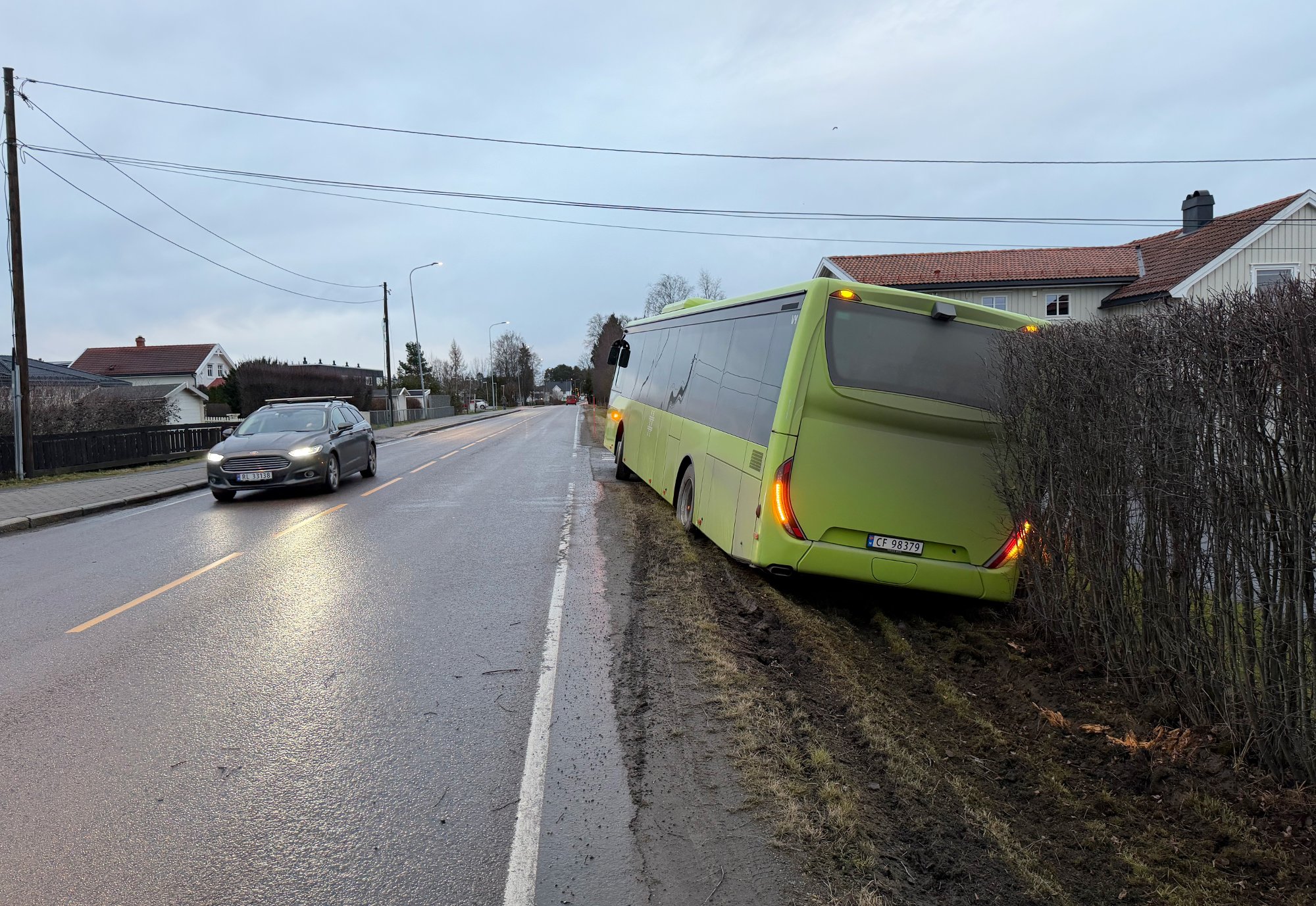 Buss har kjørt av veien 