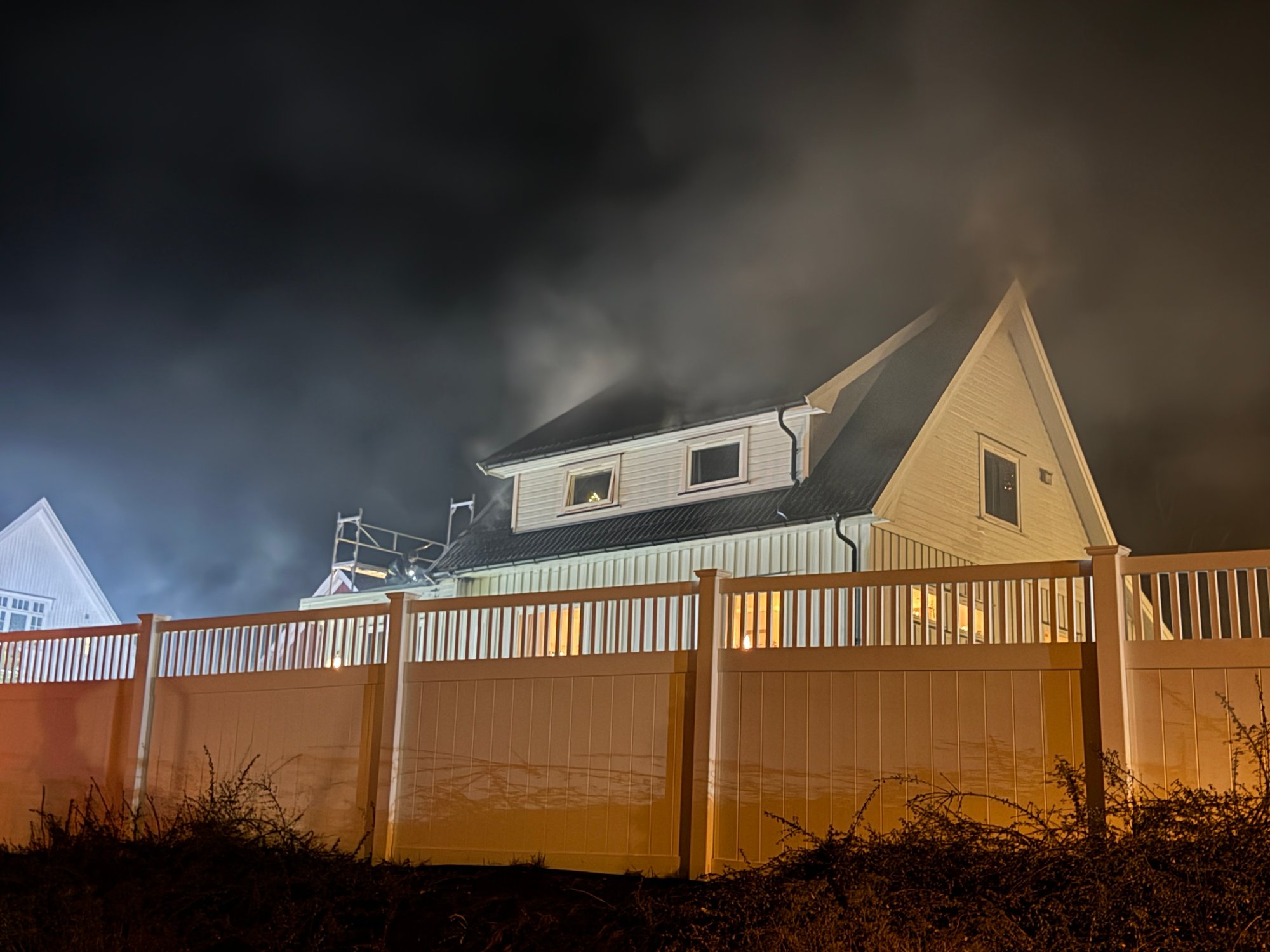 Rykker ut til brann: – Åpne flammer