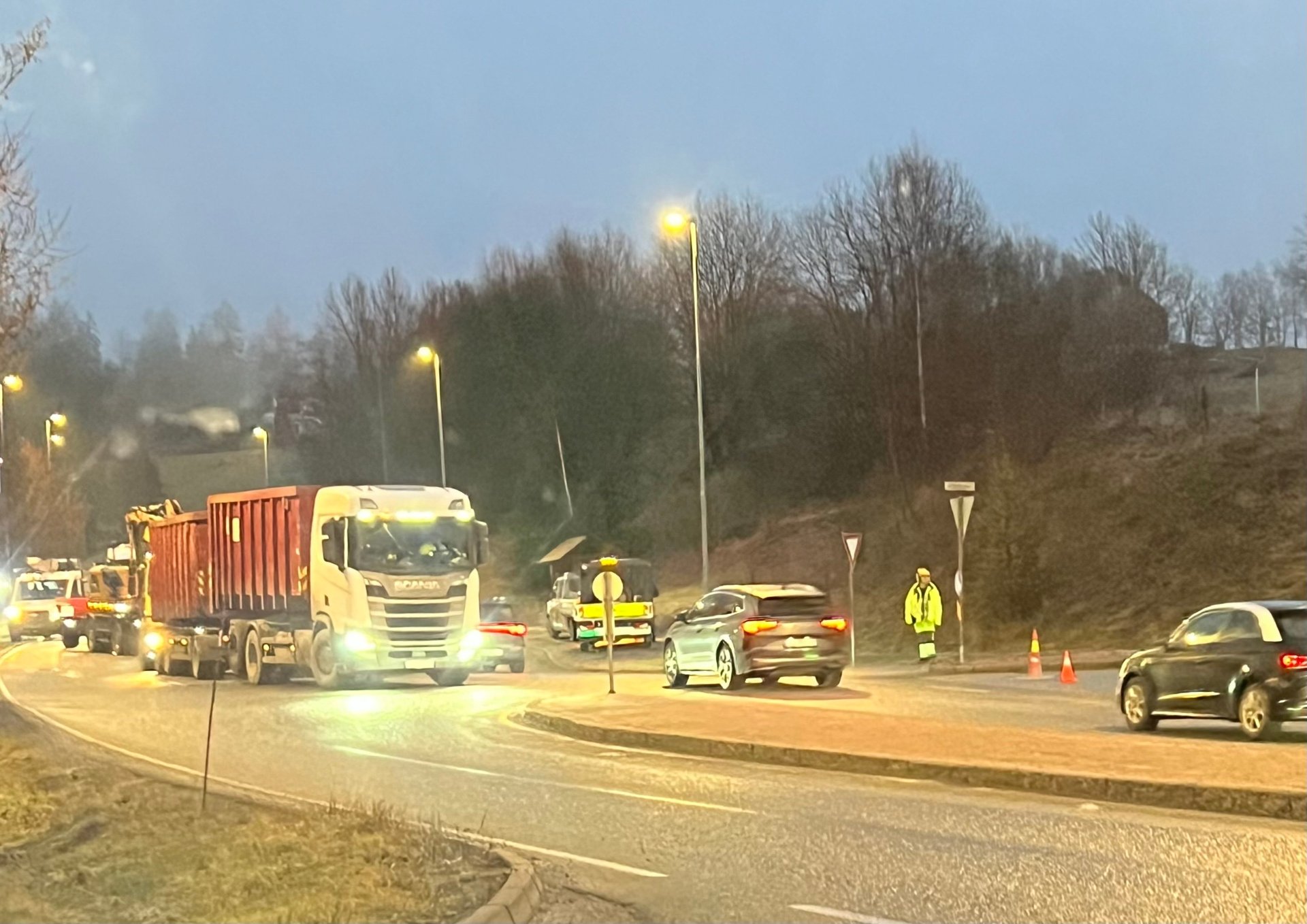 Lastebil havnet i grøfta: – Såpeglatt