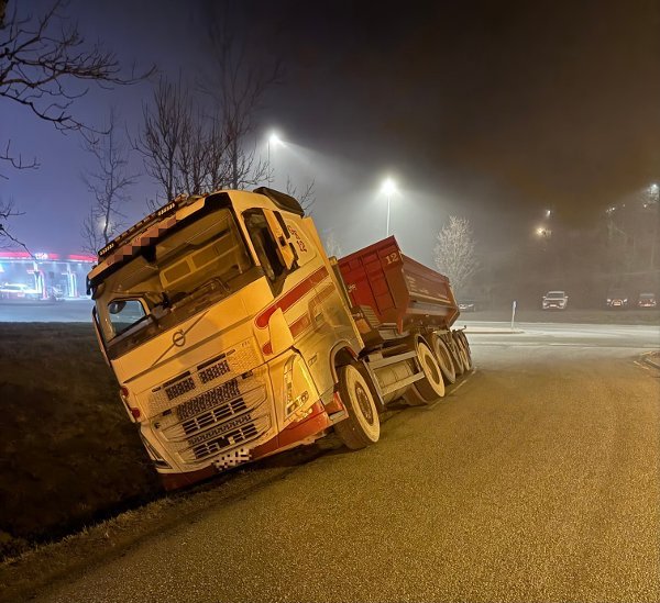 Lastebil havnet i grøfta: – Såpeglatt