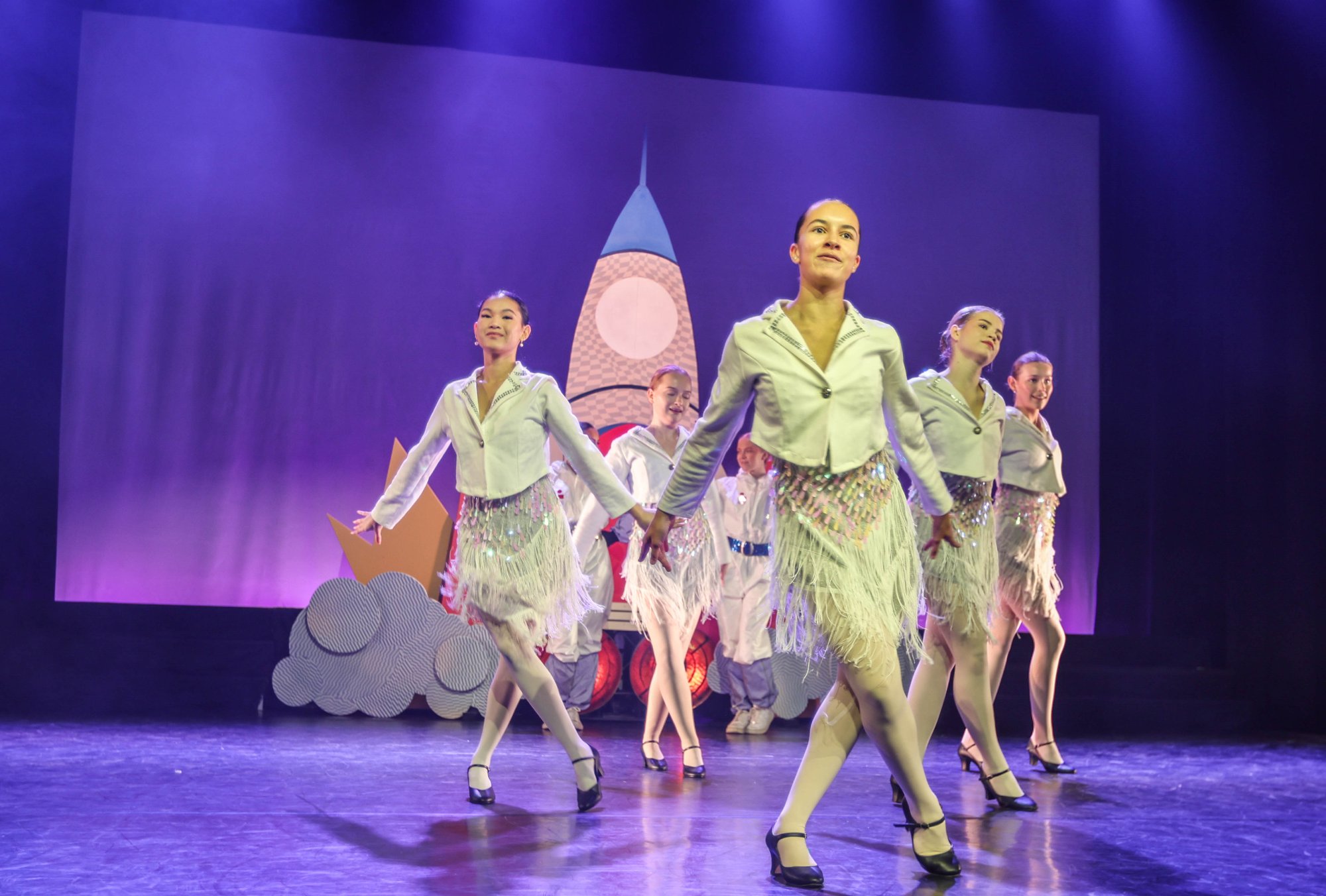 400 dansere tar av med romraketten i Ski