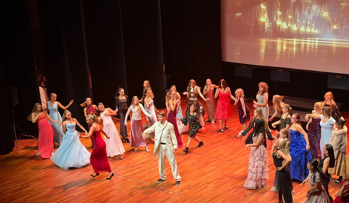 Hundre barn og unge i danseshow