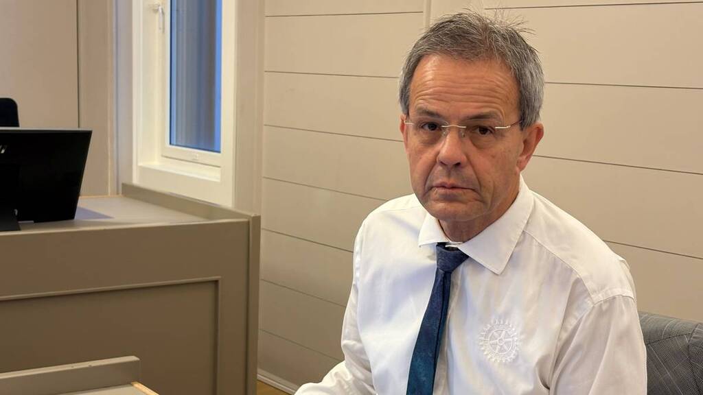 Tiltalt for å ha helt lim over sovende barn: – Nekter straffskyld