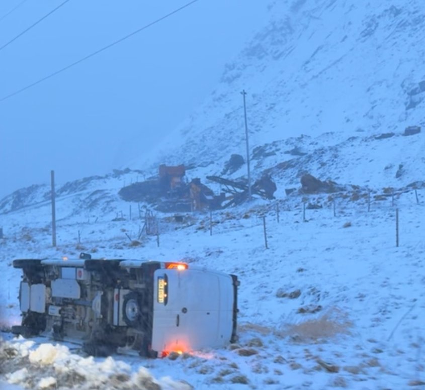 Personbil og bobil i grøfta på E10: – Svært glatt på stedet